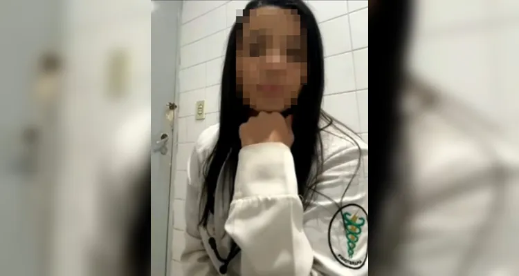 Profissional da saúde se exibe durante live