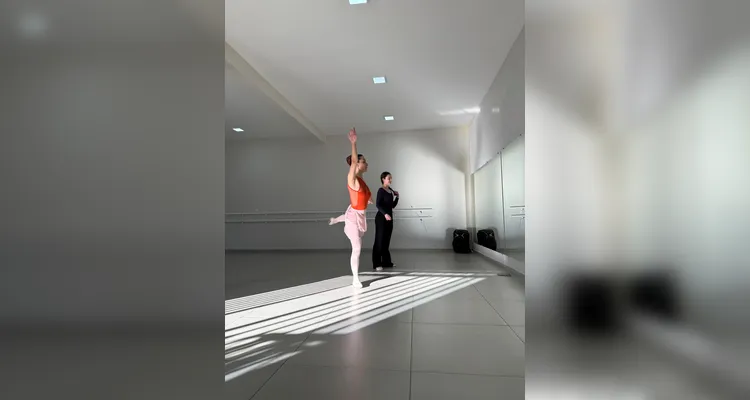 Bailarina de PG que atua na Bélgica dá aula especial em Castro
