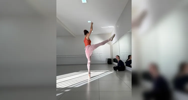 Bailarina de PG que atua na Bélgica dá aula especial em Castro