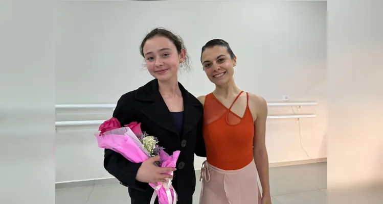 Bailarina de PG que atua na Bélgica dá aula especial em Castro