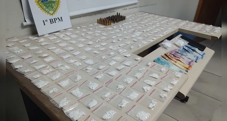 Homem é preso transportando droga em carro junto com mulher e filho em PG