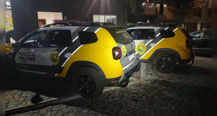 Homem é preso transportando droga em carro junto com mulher e filho em PG
