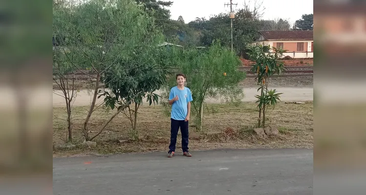 A proposta contou com variadas atividades, como fotos retratando o meio ambiente em suas casas, a criação de crônicas e a realização de uma entrevista sobre um projeto local.