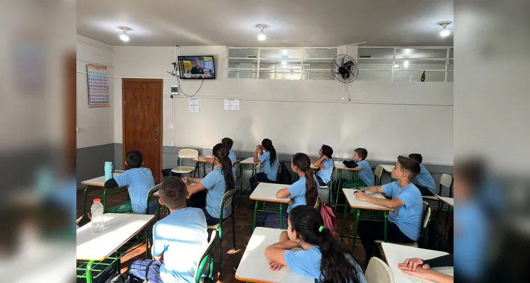 A proposta contou com variadas atividades, como fotos retratando o meio ambiente em suas casas, a criação de crônicas e a realização de uma entrevista sobre um projeto local.