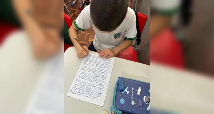 A proposta contou com variadas atividades, como fotos retratando o meio ambiente em suas casas, a criação de crônicas e a realização de uma entrevista sobre um projeto local.