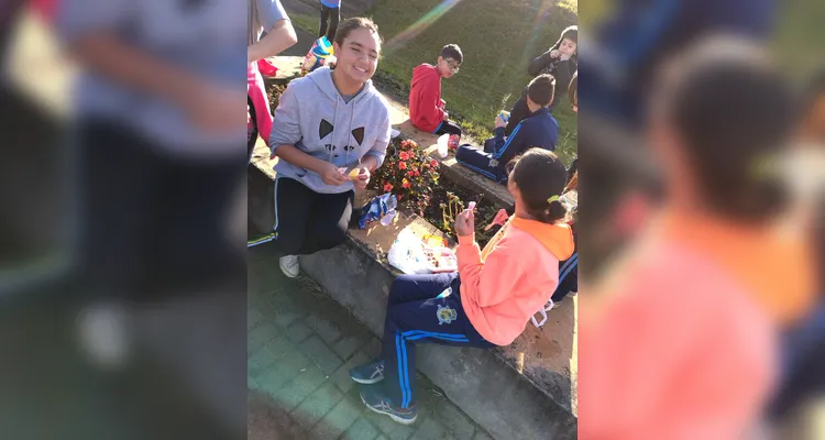 A proposta consistia em cada alunos levar um valor em dinheiro, algo simbólico, para a turma realizar compras coletivas e experienciar na prática os conceitos estudados.
