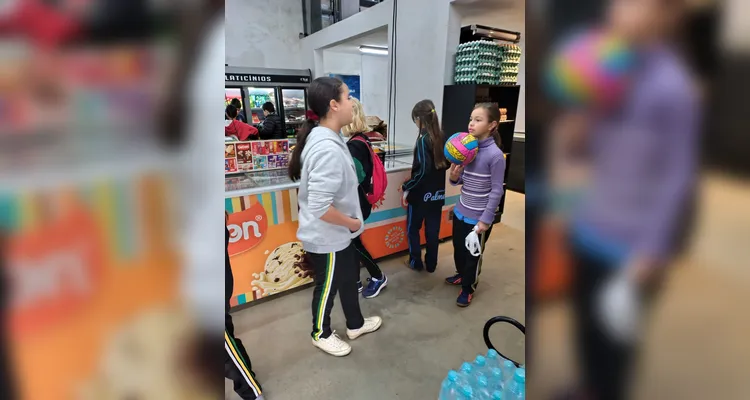 A proposta consistia em cada alunos levar um valor em dinheiro, algo simbólico, para a turma realizar compras coletivas e experienciar na prática os conceitos estudados.