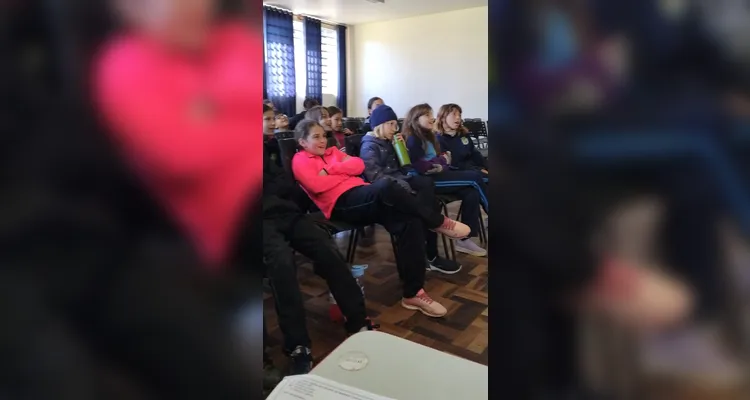 A proposta consistia em cada alunos levar um valor em dinheiro, algo simbólico, para a turma realizar compras coletivas e experienciar na prática os conceitos estudados.