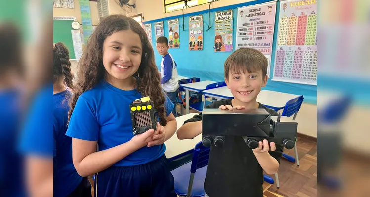 A turma de engajou de forma prática na aplicação dos conteúdos estudados, com a confecção de brinquedos com materiais recicláveis.