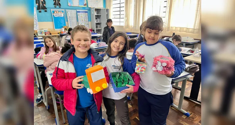 A turma de engajou de forma prática na aplicação dos conteúdos estudados, com a confecção de brinquedos com materiais recicláveis.