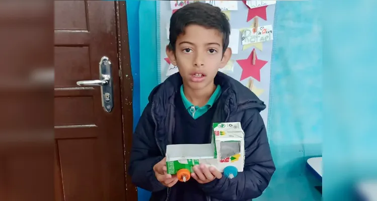 A turma de engajou de forma prática na aplicação dos conteúdos estudados, com a confecção de brinquedos com materiais recicláveis.