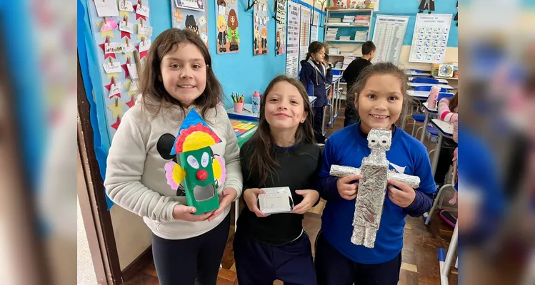 A turma de engajou de forma prática na aplicação dos conteúdos estudados, com a confecção de brinquedos com materiais recicláveis.