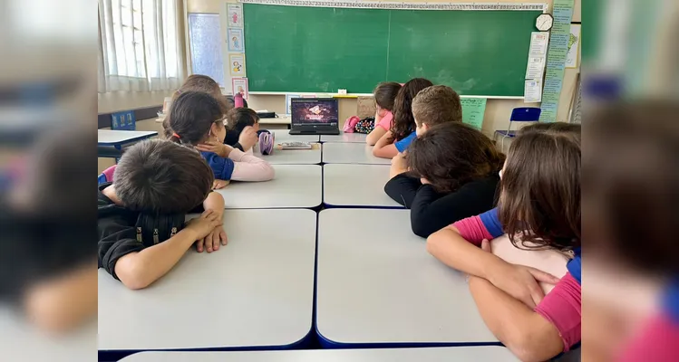 A turma de engajou de forma prática na aplicação dos conteúdos estudados, com a confecção de brinquedos com materiais recicláveis.