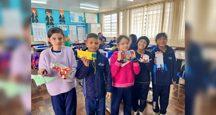 A turma de engajou de forma prática na aplicação dos conteúdos estudados, com a confecção de brinquedos com materiais recicláveis.