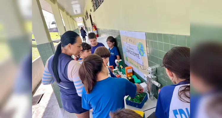A turma de engajou de forma prática na aplicação dos conteúdos estudados, com a confecção de brinquedos com materiais recicláveis.