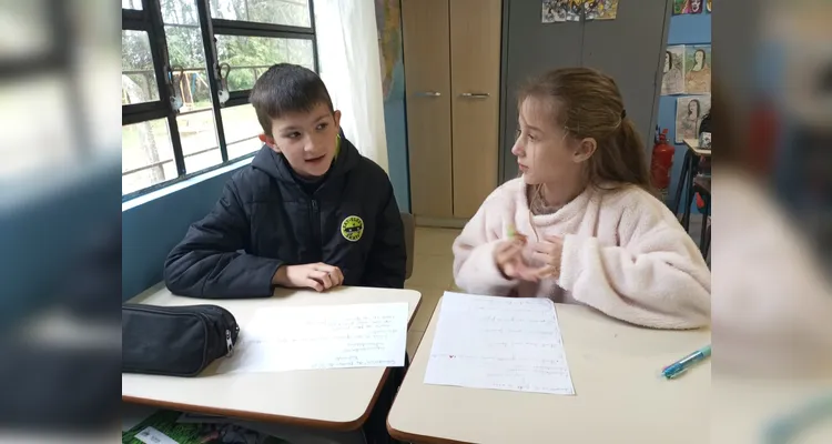 Parte das atividades incluiu a realização de entrevistas entre os alunos, abordando o tema estudado.