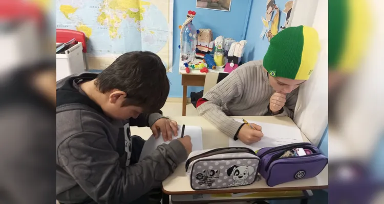 Parte das atividades incluiu a realização de entrevistas entre os alunos, abordando o tema estudado.