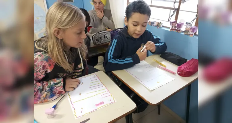 Parte das atividades incluiu a realização de entrevistas entre os alunos, abordando o tema estudado.