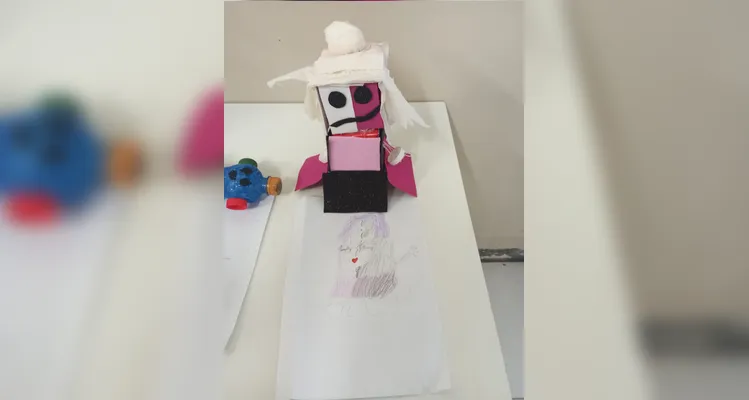 Por fim, os alunos confeccionaram representações de robôs.
