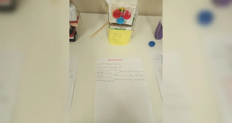 Por fim, os alunos confeccionaram representações de robôs.
