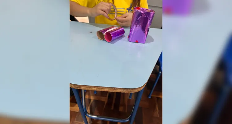 Uma das atividades da turma envolveu a criação de brinquedos a partir de materiais recicláveis.