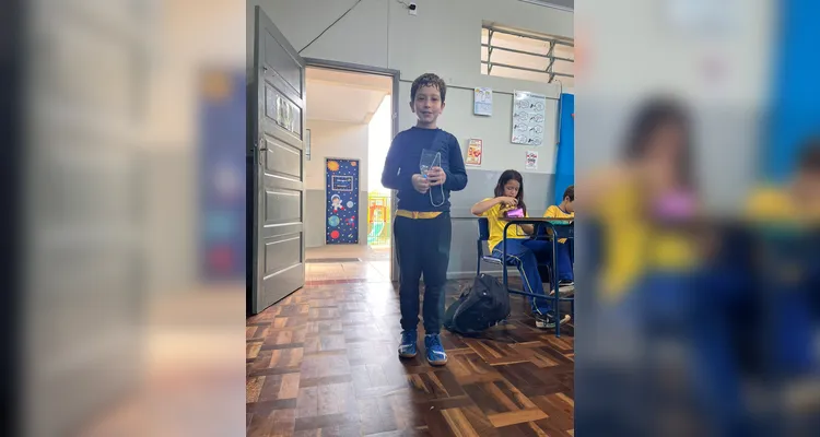 Uma das atividades da turma envolveu a criação de brinquedos a partir de materiais recicláveis.