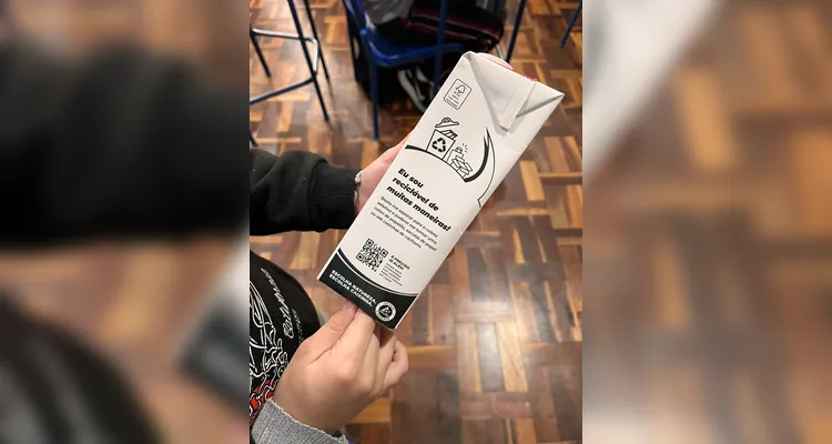Uma das atividades da turma envolveu a criação de brinquedos a partir de materiais recicláveis.