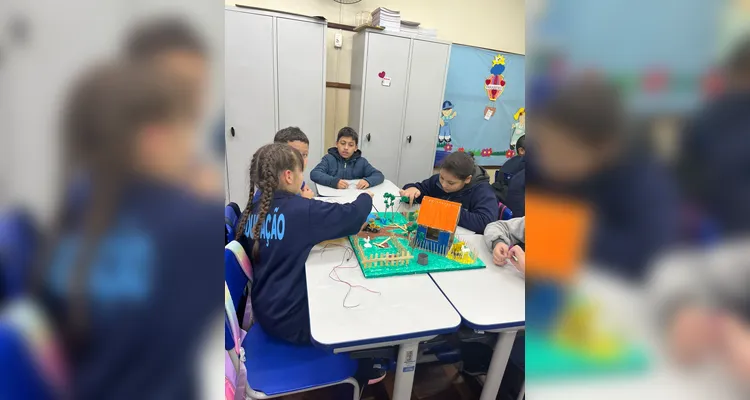 Para ver os conceitos estudados na prática, os alunos confeccionaram maquetes.