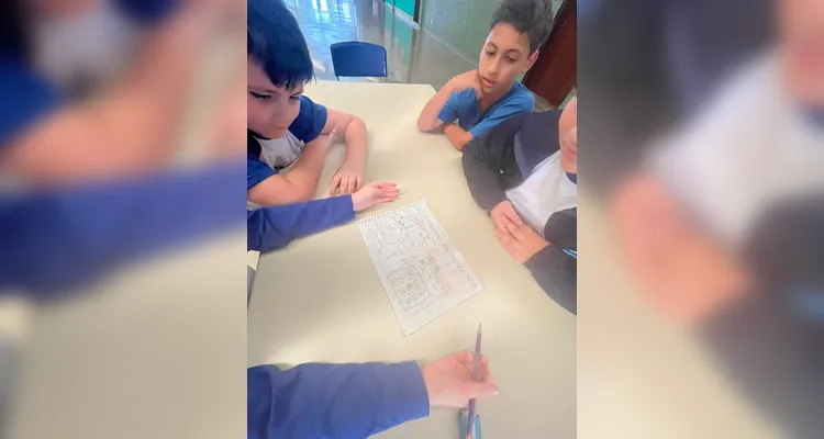 Para ver os conceitos estudados na prática, os alunos confeccionaram maquetes.
