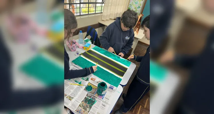 Para ver os conceitos estudados na prática, os alunos confeccionaram maquetes.