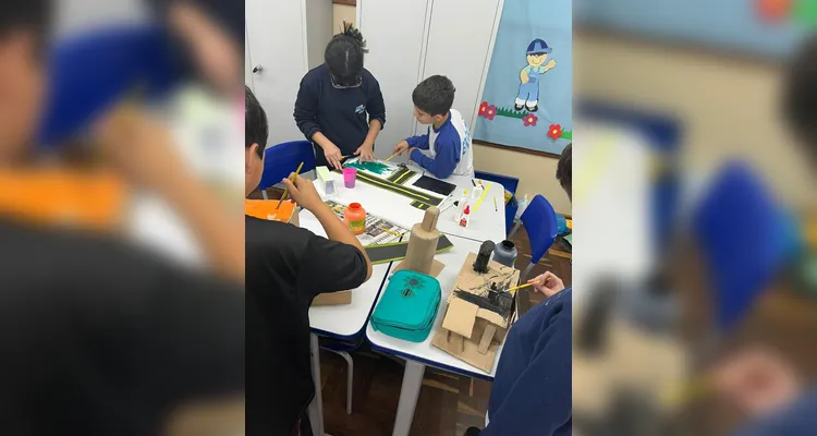 Para ver os conceitos estudados na prática, os alunos confeccionaram maquetes.
