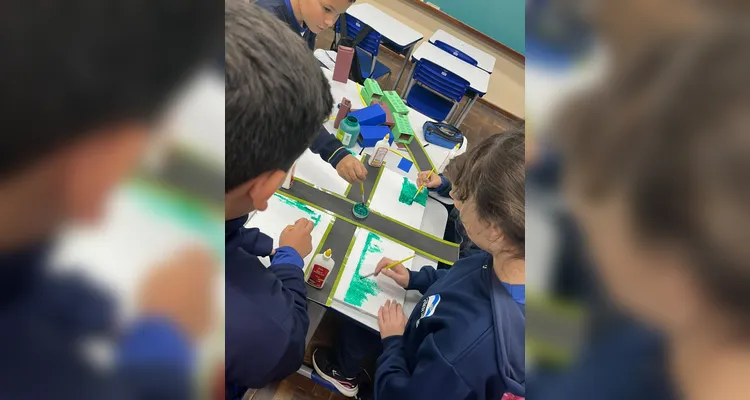 Para ver os conceitos estudados na prática, os alunos confeccionaram maquetes.