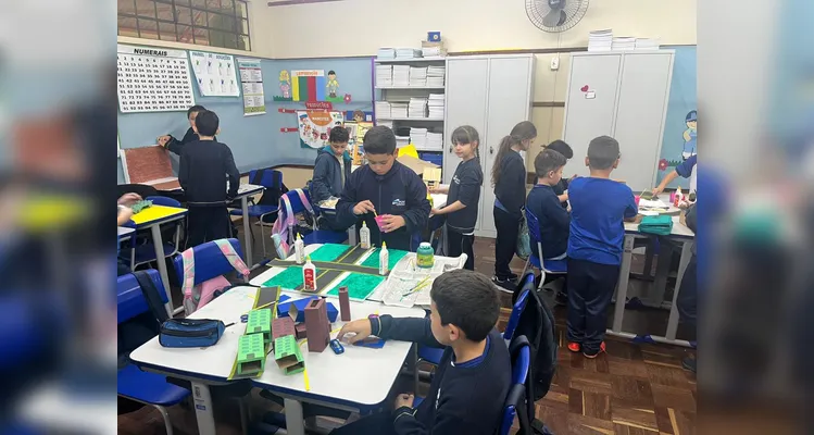 Para ver os conceitos estudados na prática, os alunos confeccionaram maquetes.