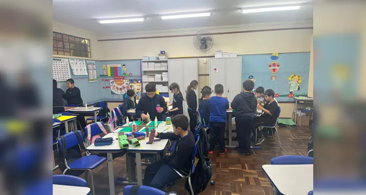 Para ver os conceitos estudados na prática, os alunos confeccionaram maquetes.
