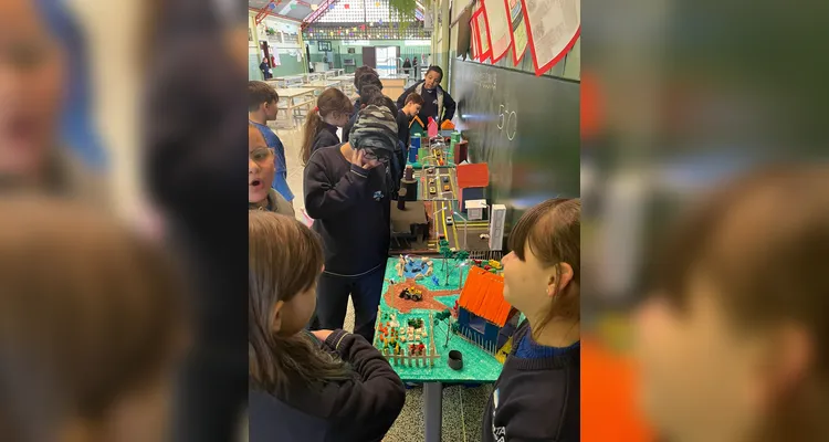 As maquetes, resultado do trabalho dos alunos, foram expostas no ambiente escolar.