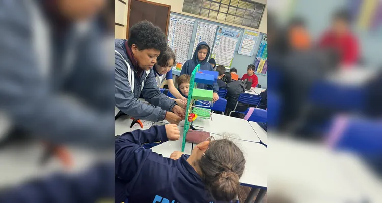 Para ver os conceitos estudados na prática, os alunos confeccionaram maquetes.