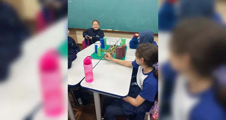 Para ver os conceitos estudados na prática, os alunos confeccionaram maquetes.