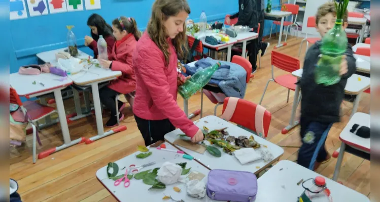 A turma utilizou materiais recicláveis para a confecção de bonecos para um teatro e na montagem de organizadores de fios e cabos para suas casas.