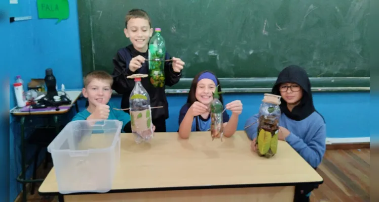 A turma utilizou materiais recicláveis para a confecção de bonecos para um teatro e na montagem de organizadores de fios e cabos para suas casas.