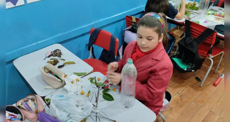A turma utilizou materiais recicláveis para a confecção de bonecos para um teatro e na montagem de organizadores de fios e cabos para suas casas.