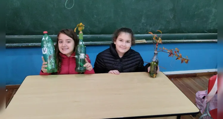 A turma utilizou materiais recicláveis para a confecção de bonecos para um teatro e na montagem de organizadores de fios e cabos para suas casas.