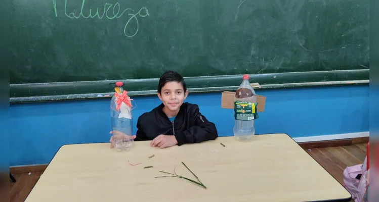A turma utilizou materiais recicláveis para a confecção de bonecos para um teatro e na montagem de organizadores de fios e cabos para suas casas.