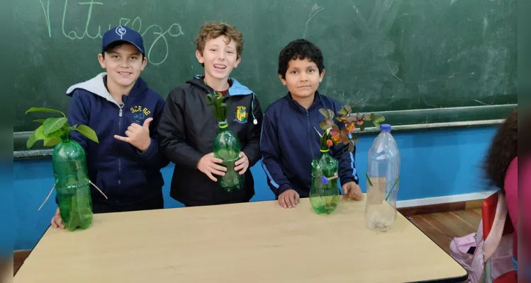 A turma utilizou materiais recicláveis para a confecção de bonecos para um teatro e na montagem de organizadores de fios e cabos para suas casas.