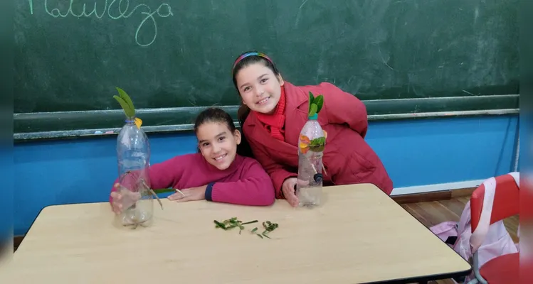 A turma utilizou materiais recicláveis para a confecção de bonecos para um teatro e na montagem de organizadores de fios e cabos para suas casas.