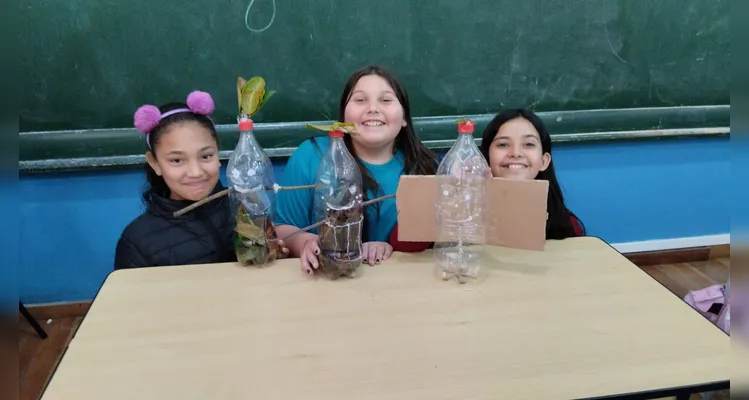 A turma utilizou materiais recicláveis para a confecção de bonecos para um teatro e na montagem de organizadores de fios e cabos para suas casas.