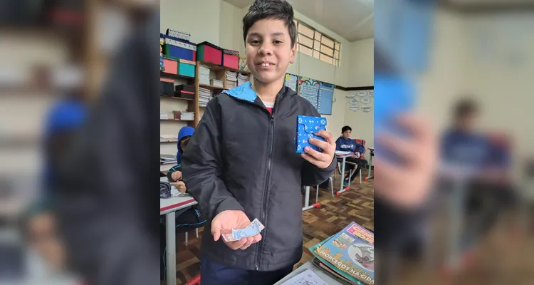 Em sala, a turma criou seu próprio sistema monetário. A ideia tem ajudado os alunos a seguirem acordos e se empenharem em atividades.
