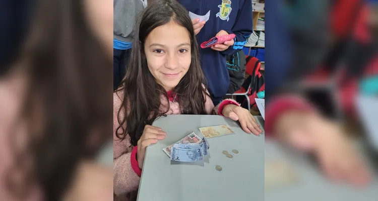 Em sala, a turma criou seu próprio sistema monetário. A ideia tem ajudado os alunos a seguirem acordos e se empenharem em atividades.