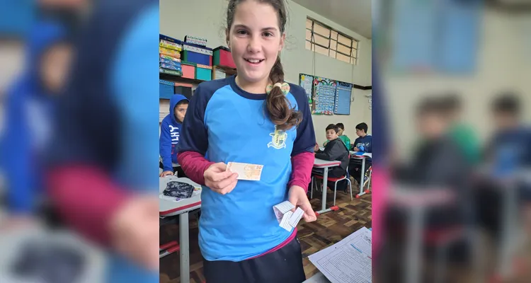 Em sala, a turma criou seu próprio sistema monetário. A ideia tem ajudado os alunos a seguirem acordos e se empenharem em atividades.