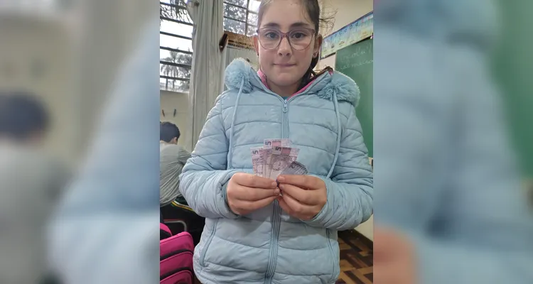 Em sala, a turma criou seu próprio sistema monetário. A ideia tem ajudado os alunos a seguirem acordos e se empenharem em atividades.