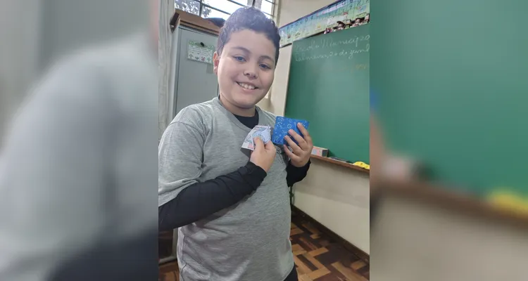 Em sala, a turma criou seu próprio sistema monetário. A ideia tem ajudado os alunos a seguirem acordos e se empenharem em atividades.